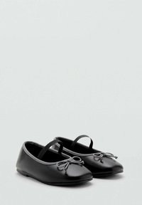 Svarta ballerina-skor med rund tå, elastiskt band och grå rosettdetalj på framsidan. Slät syntetisk material med matt finish.