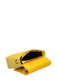 Clutch in pelle gialla con superficie texture, chiusura a zip e pannello in suede a contrasto. Presenta un interno nero e dettagli in metallo.