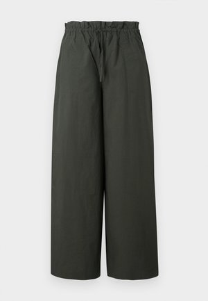 Wijde broek in donkergroene stof, met een elastische tailleband en een gladde textuur, zonder zichtbare hardware of patronen.