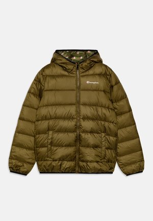 Chaqueta acolchada verde oliva con capucha, que cuenta con un cierre frontal, puños elásticos y dos bolsillos laterales; el forro interior presenta un patrón de logotipos.