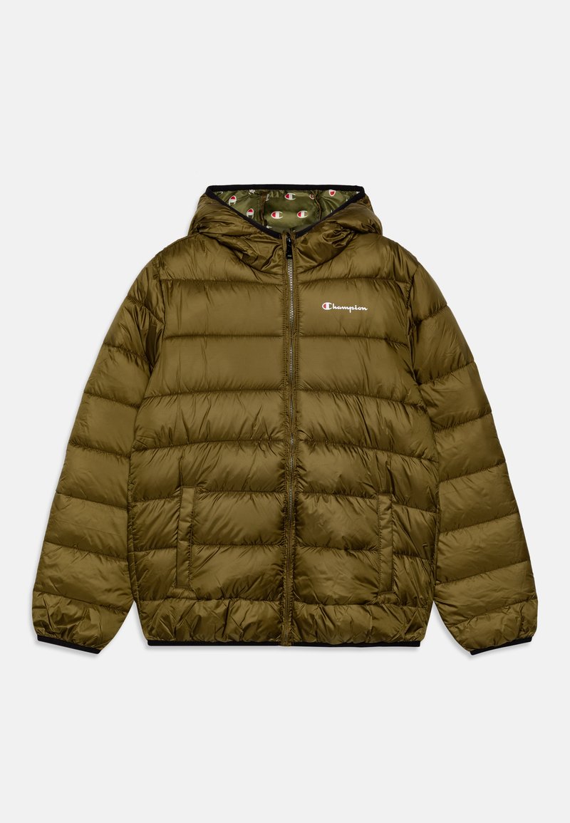 Olivengroene pufferjack met capuchon, voorzien van een rits aan de voorkant, elastische manchetten en twee zijzakken; de binnenvoering toont een logopatroon.