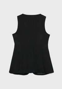 Černý bezramínkový top s texturovaným povrchem, zakřiveným spodním lemem a přiléhavým střihem; jednoduchý a minimalistický bez ozdob.