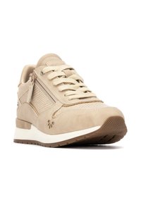 Zapatilla beige con una combinación de material de gamuza y malla, con cordones, un cierre lateral y una suela de goma texturizada.