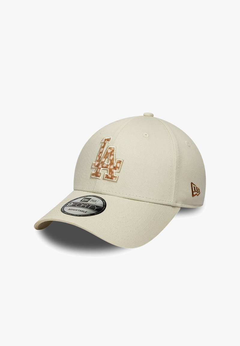 Cappellino da baseball beige regolabile con logo "LA" marrone testurizzato sul davanti e logo bandiera New Era sul lato, visiera curva e adesivo sulla sommità.
