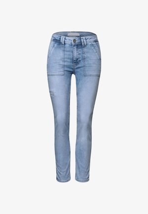 Jeans in denim azzurro chiaro con vestibilità slim, dotati di tasche a toppa frontali, chiusura con zip e dettagli usurati delicati su una gamba.