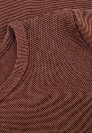 Close-up van bruin geribd stof, met een ronde halslijn en subtiele textuur, met zichtbare stiknaden langs de randen.