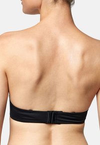 Must have bandeau rinnah musta värvi, sujuva tekstuuri ja reguleeritava konksuga kinnitusega seljal ning õmblusteta disainiga. Minimalistlik stiil, ilma nähtavate kinnitusteta.