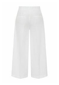 Pantaloni larghi in lino bianco con una texture liscia, dotati di due tasche posteriori e una vestibilità rilassata.