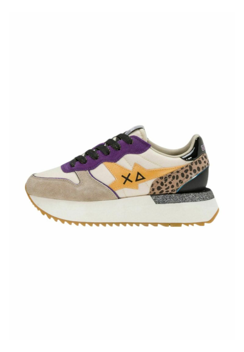 Zapatilla que presenta una mezcla de materiales, incluyendo ante beige y una parte superior de textil púrpura. Acentos en naranja y estampado de leopardo, con una suela blanca gruesa.