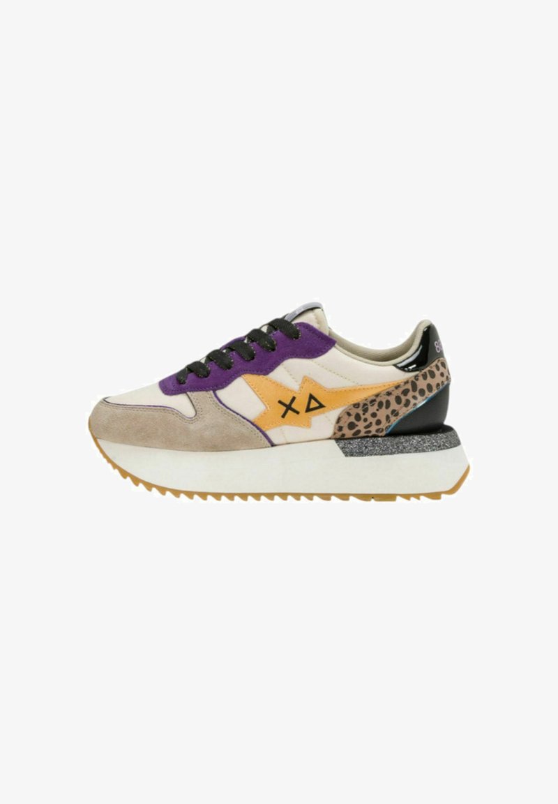 Zapatilla que presenta una mezcla de materiales, incluyendo ante beige y una parte superior de textil púrpura. Acentos en naranja y estampado de leopardo, con una suela blanca gruesa.