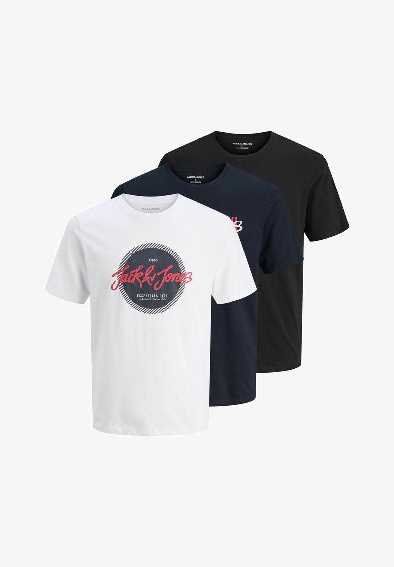Drei T-Shirts in Weiß, Marineblau und Schwarz. Das weiße Shirt zeigt ein rundes Grafikdesign mit dem Text "Jack & Jones" und gestreiften Details.