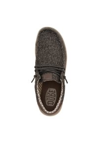 Scarpa slip-on nera e grigia con texture, punta rotonda, lacci elastici e una morbida fodera interna. Presenta una soletta con marchio e una bordatura decorata.