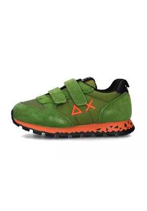 Sneakers verdi con accenti neri, dotati di una fascia in velcro, camoscio testurizzato e tessuto, suola arancione e motivo triangolare sulla suola.