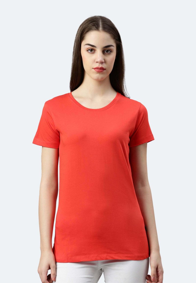 T-shirt rosso a maniche corte realizzato in tessuto morbido, con scollatura rotonda e taglio dritto, senza motivi visibili o accessori.