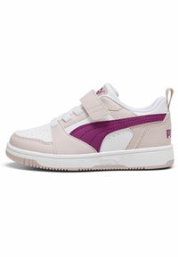 Scarpa sportiva bianca e rosa chiaro con logo e dettagli viola di Puma, dotata di una fascia in velcro e design con lacci, realizzata in materiale di pelle testurizzata.