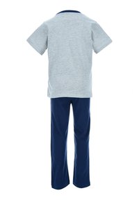 T-shirt gris à manches courtes avec col bleu marine, associé à un pantalon bleu marine. Les deux sont en tissu doux et respirant.
