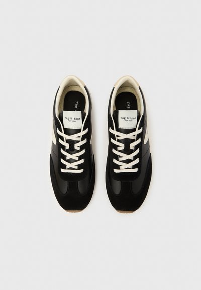 Fekete sportcipők bőrből és velúr anyagból, fehér fűzőkkel és gumitalppal. A címkén a "rag & bone New York" felirat olvasható.