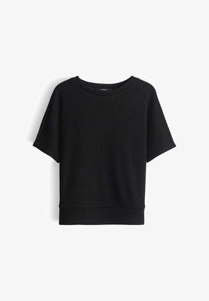 Zwart geribbeld gebreid T-shirt met korte mouwen, ronde halslijn en licht losse pasvorm, getoond tegen een witte achtergrond.