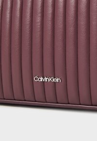 Calvin Klein MINI LINE CAMERA BAG - Axelremsväska - vineyard wine