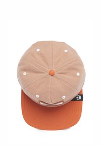 Baseballmütze mit einem beigen Stoffoberteil und einem orangefarbenen Schirm. Verfügt über weiße Lüftungslöcher und einen runden Knopf oben. Markenetikett an der Seite.