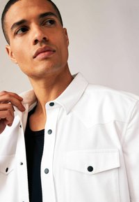 Next WESTERN REGULAR FIT biały