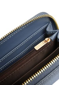 Portafoglio in pelle blu con zip dorata, dotato di diversi scomparti per carte e di un compartimento con zip marrone. Superficie testurizzata con cuciture bianche.