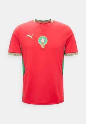 Červený fotbalový dres s krátkými rukávy se zelenými akcenty, s logem Puma a znakem Marocké fotbalové federace na hrudi.