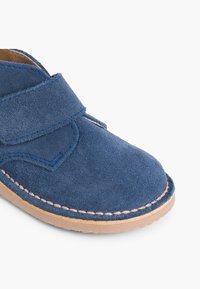 Pisamonas CHUKKA - Bottines - azulón