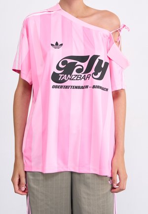 Lysestribet oversized t-shirt i pink med en skulderudskæring. Har sort "Fly" tekst og tre-stribedesign på ærmerne. Lavet af glat stof.