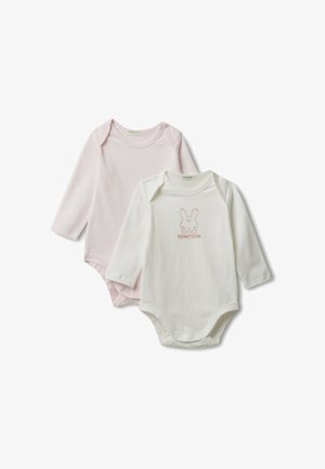 Due body in cotone a manica lunga, uno rosa pallido e uno bianco con un piccolo viso di coniglio e il testo "BENETTON" sul petto.