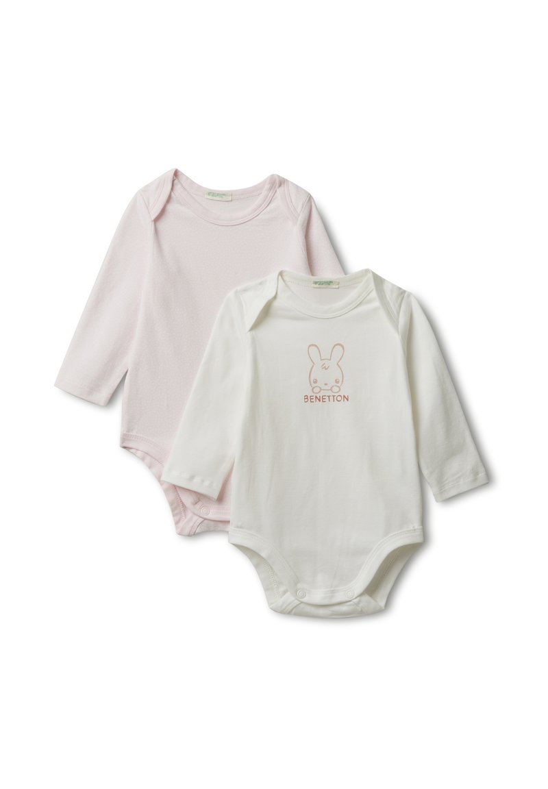 Due body in cotone a manica lunga, uno rosa pallido e uno bianco con un piccolo viso di coniglio e il testo "BENETTON" sul petto.