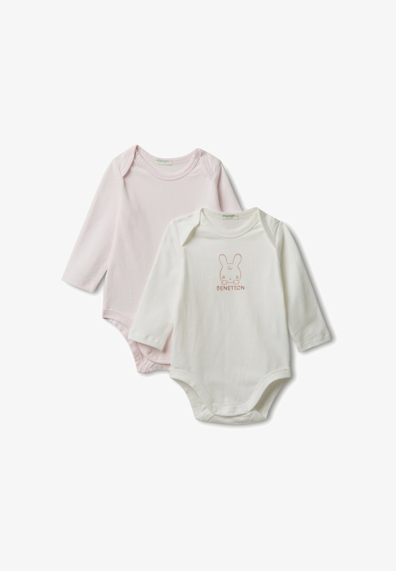 Dvě dlouhé body pro miminka, jedno v jemně růžové barvě a druhé bílé s malou tváří králíčka a textem "BENETTON" na hrudi.