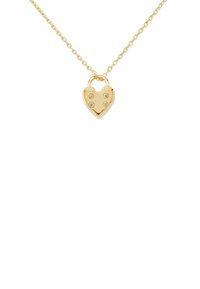 Guld halskæde med hjerteformet vedhæng i en padlock-design, pyntet med fire små klare krystaller, hængende på en delikat kæde.