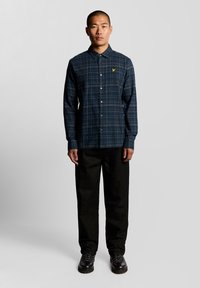 Lyle & Scott CHECKED  - Vapaa-ajan kauluspaita - dark navy/ tree green