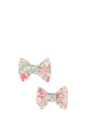 Due fiocchi per capelli in tessuto con motivo floreale nei toni pastello di rosa, verde e beige su sfondo bianco.