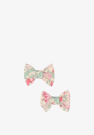 Dwie tkaninowe kokardki do włosów z kwiatowym wzorem w pastelowych odcieniach różu, zieleni i beżu na białym tle.