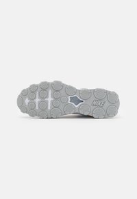 Nike Performance REAX 8 TR - Sapatilha de treino - wolf grey/white/total orange