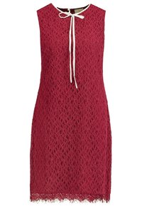 Robe en dentelle rouge avec un décolleté rond, sans manches, et un nœud en ruban blanc au cou. Présente un ourlet festonné.