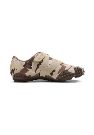 Lichtbruin en beige camouflage sneaker met een gestructureerde donkerbruine zool en twee beige kruissbanden, waarvan er één het Puma-logo heeft.