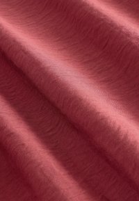 Textilní tkanina v bohaté burgundské barvě s hladkou texturou, vykazující jemné vlnité vzory a mírný lesk.