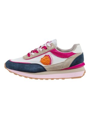Multicolor sneaker met witte mesh, roze en beige suède, marineblauwe neus, oranje embleem en roze veters.
