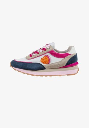 Mehrfarbiger Sneaker mit weißem Mesh, rosa und beigem Wildleder, dunkelblauer Spitze, orangem Emblem und rosa Schnürsenkeln.