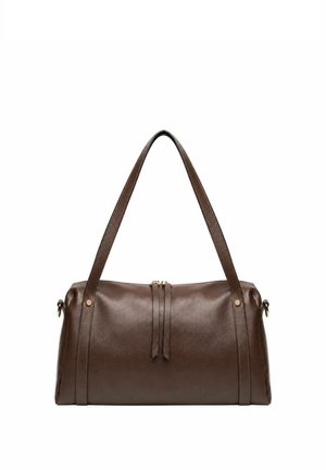 Dunkelbraune Lederhandtasche mit zwei langen Griffen und zentralem Reißverschluss, vor weißem Hintergrund gezeigt.