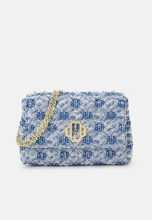 Gequilte blauwe en witte stoffen handtas met een goudkleurige kettingband en een decoratieve gouden sluiting op de voorklep.