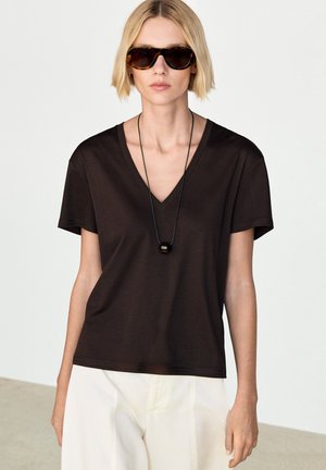 Massimo Dutti, FLOWING V-NECK - T-shirts basic - dark brown
