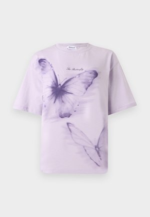 Hellviolettes T-Shirt mit kurzen Ärmeln, zwei großen lila Schmetterlingsmotiven und dem Schriftzug „The Butterfly“ zentriert über dem oberen Schmetterling.