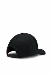 Schwarze Baseballmütze mit strukturierter Form, glattem Stoff, Schnappverschluss und gebogenem Schirm. Die Innenseite hat ein kontrastierendes rotes Futter.