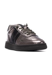 Zapatilla metálico gris con parte superior de cuero texturizado, acentos de ante negro, cordones en contraste y suela de goma con un sutil patrón de relieve.