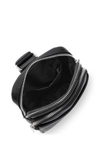 Borsa in pelle nera con doppie cerniere, interno spazioso e tracolla in tessuto. Presenta una texture liscia e cuciture dettagliate.