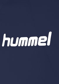 Navyblauwe stof met een gladde textuur, met het woord "hummel" in vet, wit, modern lettertype dat prominent wordt weergegeven.
